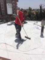 חברת "כתר איטום וזיפות גגות" מבצעת סיוד גג לאחר איטום